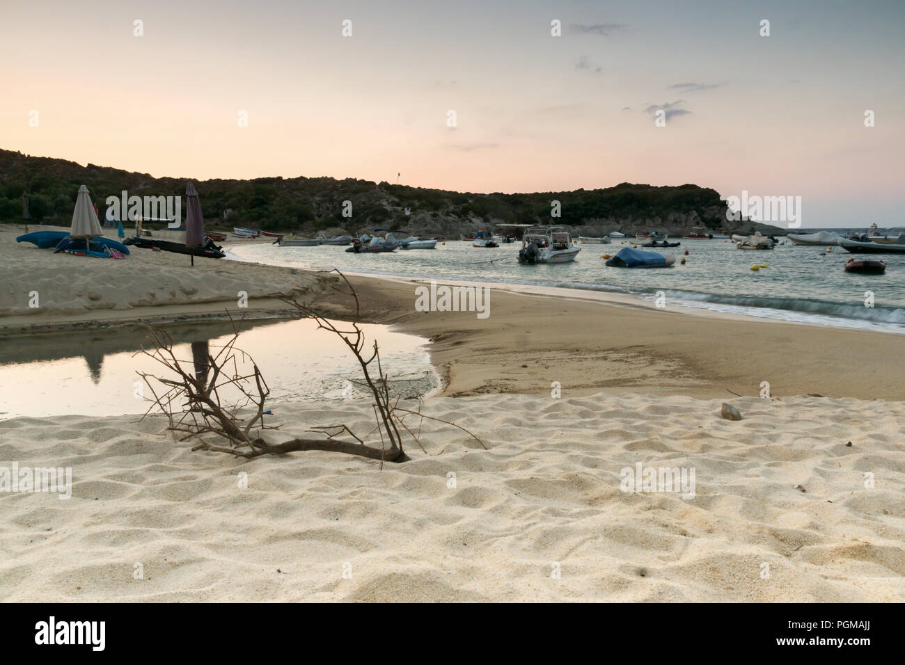 Lever du soleil sur la plage de Kalamitsi à péninsule Sithonia, Halkidiki, Macédoine Centrale, Grèce Banque D'Images
