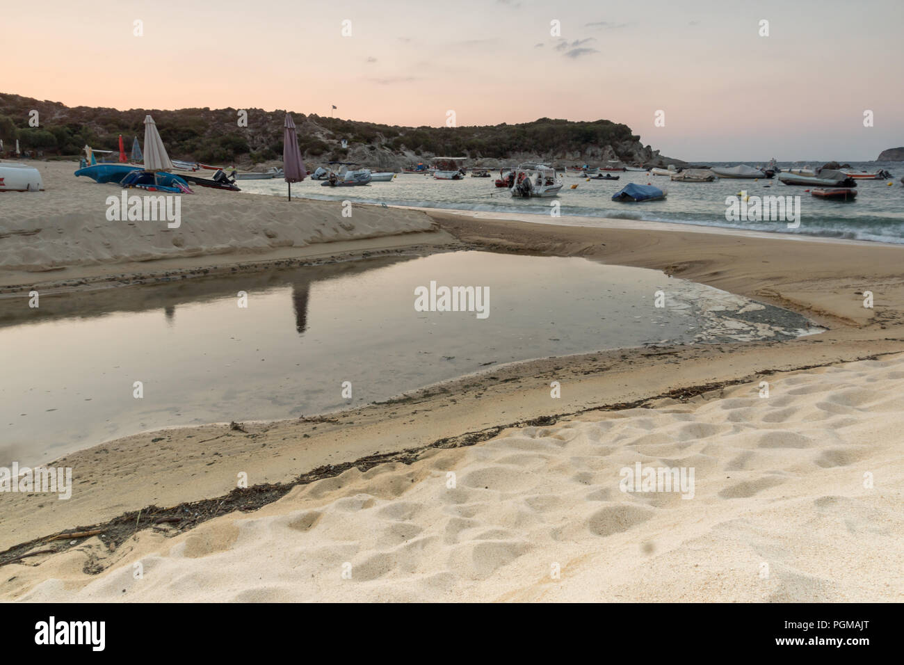 Lever du soleil sur la plage de Kalamitsi à péninsule Sithonia, Halkidiki, Macédoine Centrale, Grèce Banque D'Images