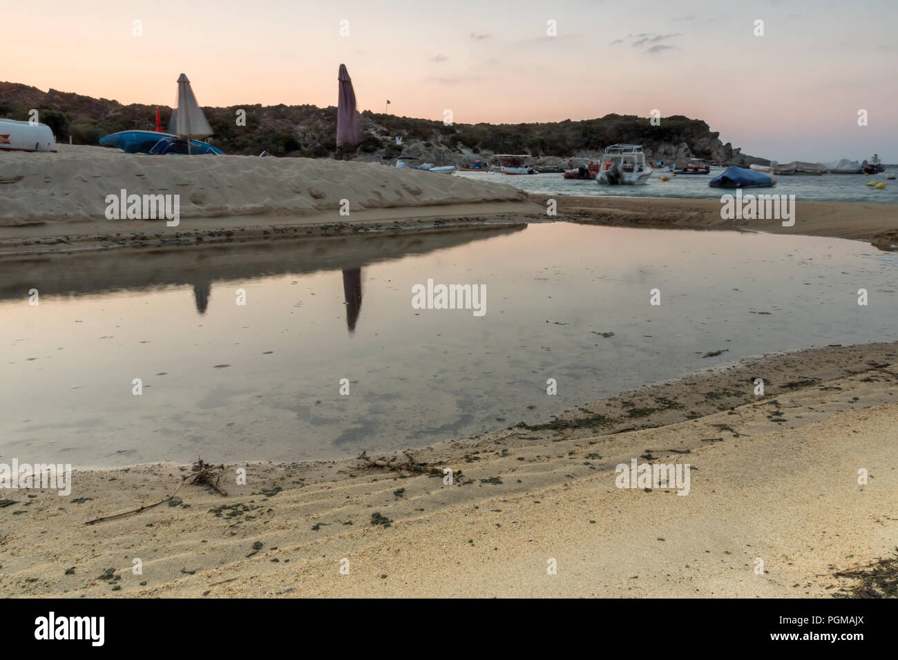 Lever du soleil sur la plage de Kalamitsi à péninsule Sithonia, Halkidiki, Macédoine Centrale, Grèce Banque D'Images
