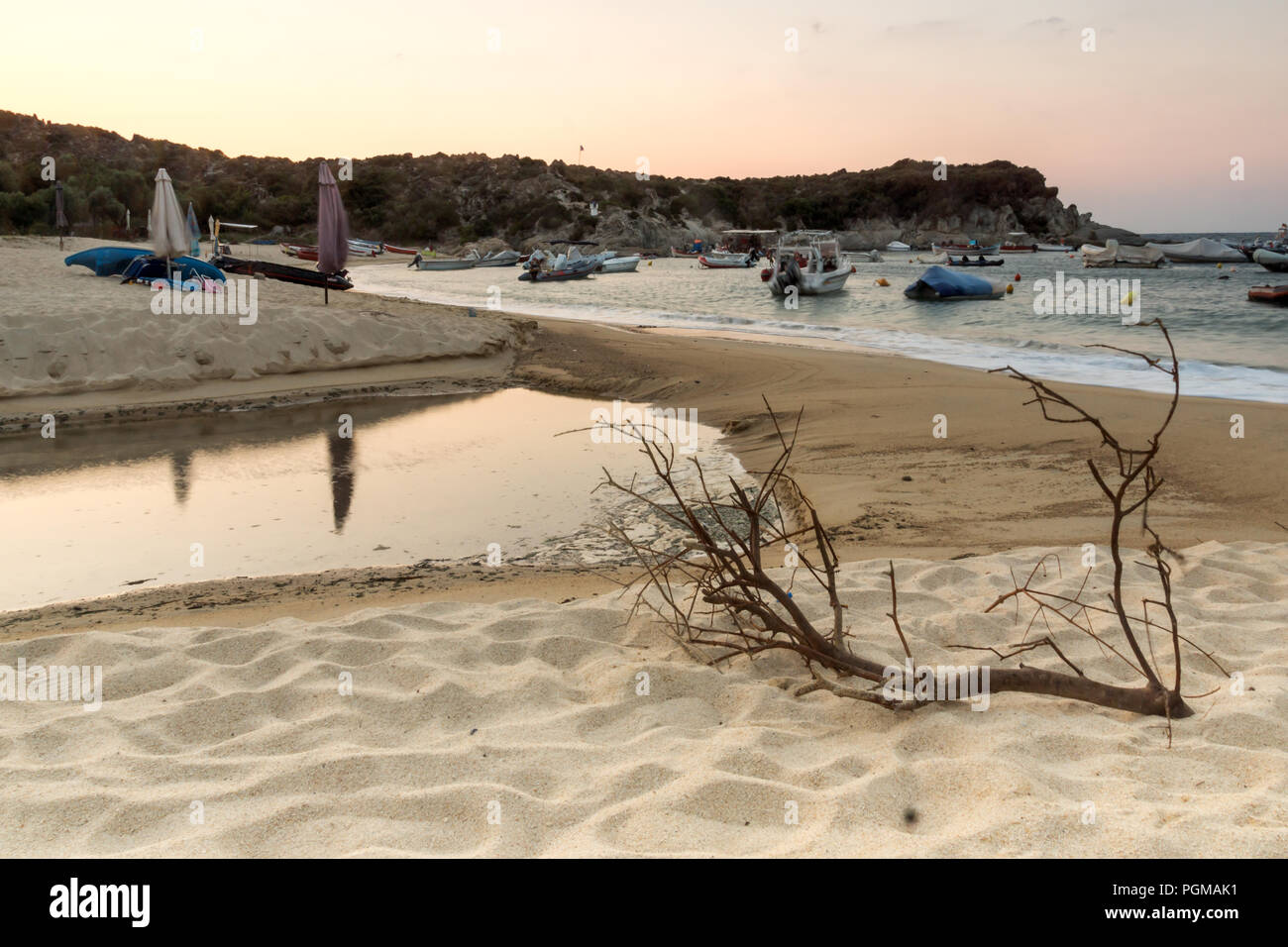Lever du soleil sur la plage de Kalamitsi à péninsule Sithonia, Halkidiki, Macédoine Centrale, Grèce Banque D'Images