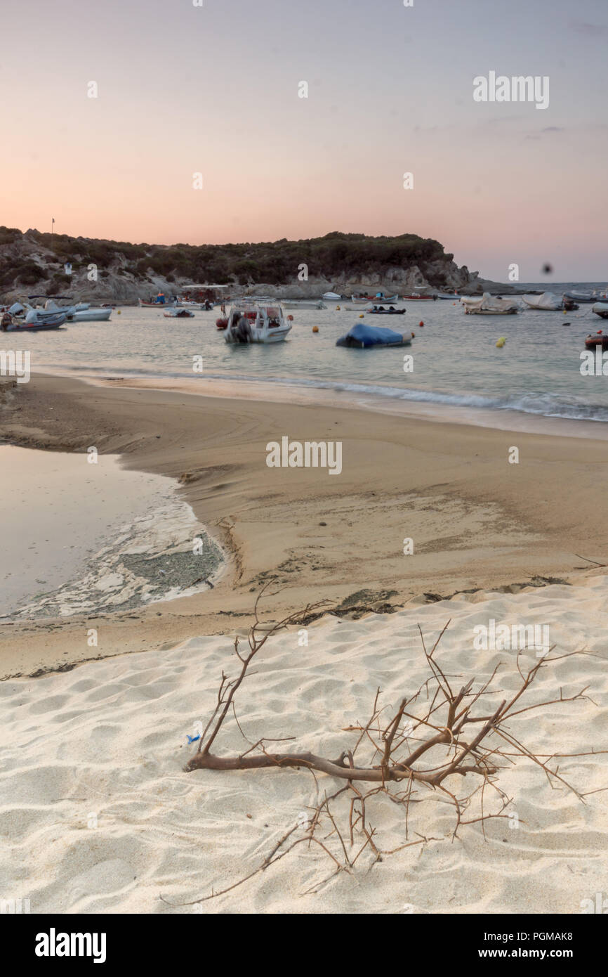 Lever du soleil sur la plage de Kalamitsi à péninsule Sithonia, Halkidiki, Macédoine Centrale, Grèce Banque D'Images