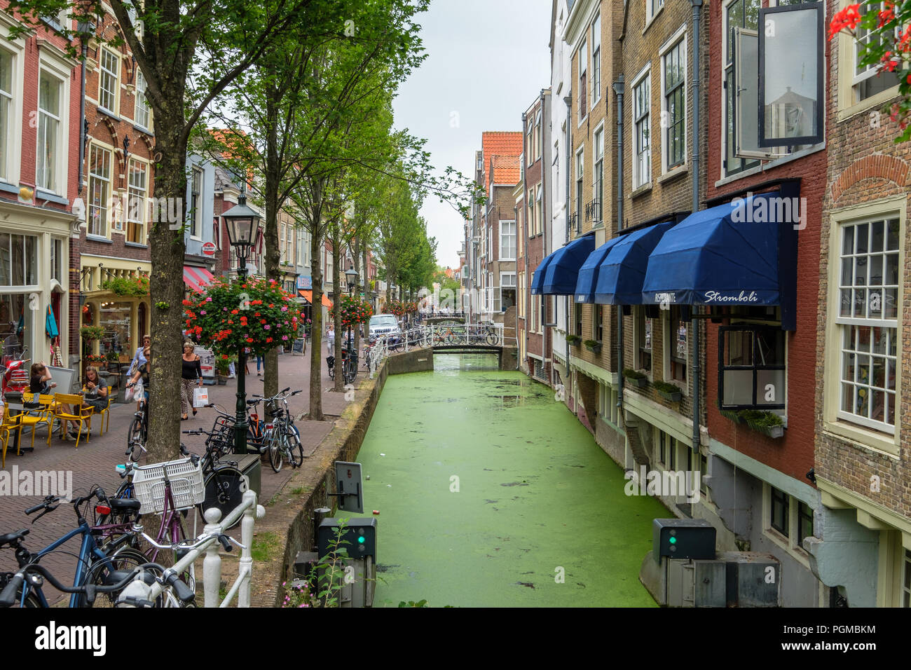 Restaurants, shopping et touristes canal Delft, Pays-Bas. Banque D'Images