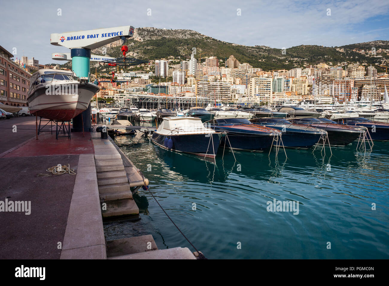 Port de Monaco, rangée de yachts, bateaux à quai du port et sur les toits de la ville Banque D'Images