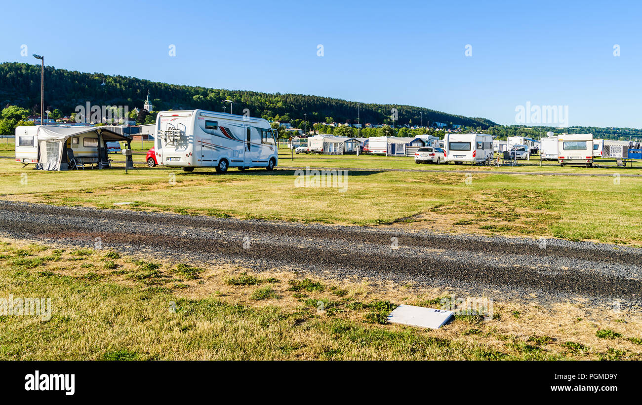 Granna, Suède - 2 juillet 2018 : Camping citer dans le village avec motorhomes et caravanes sur un matin d'été ordinaire. Banque D'Images