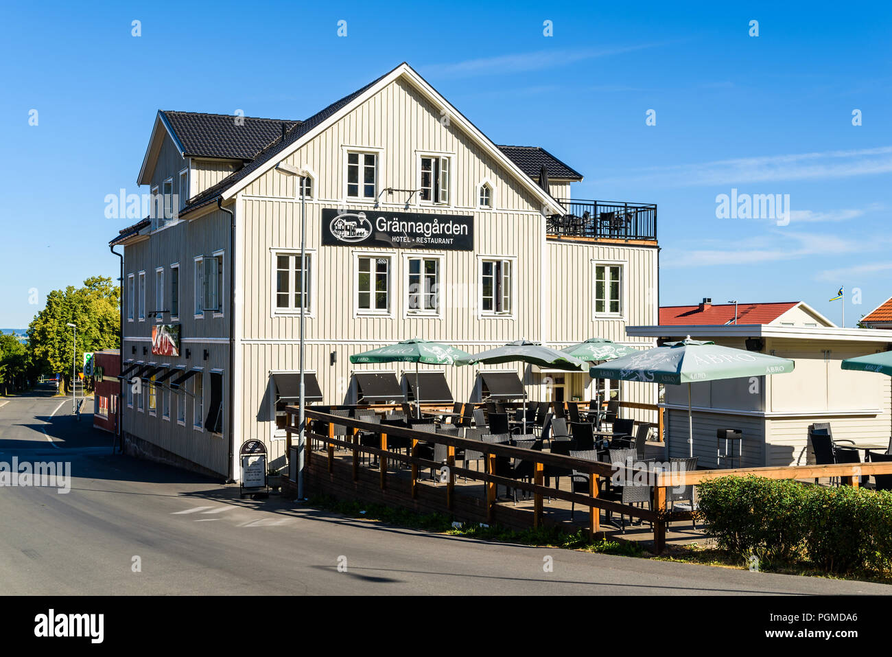 Granna, Suède - Juillet 2, 2018 : l'extérieur d'Grannagarden Hôtel et restaurant sur un matin d'été ordinaire avant les heures d'affaires. Banque D'Images