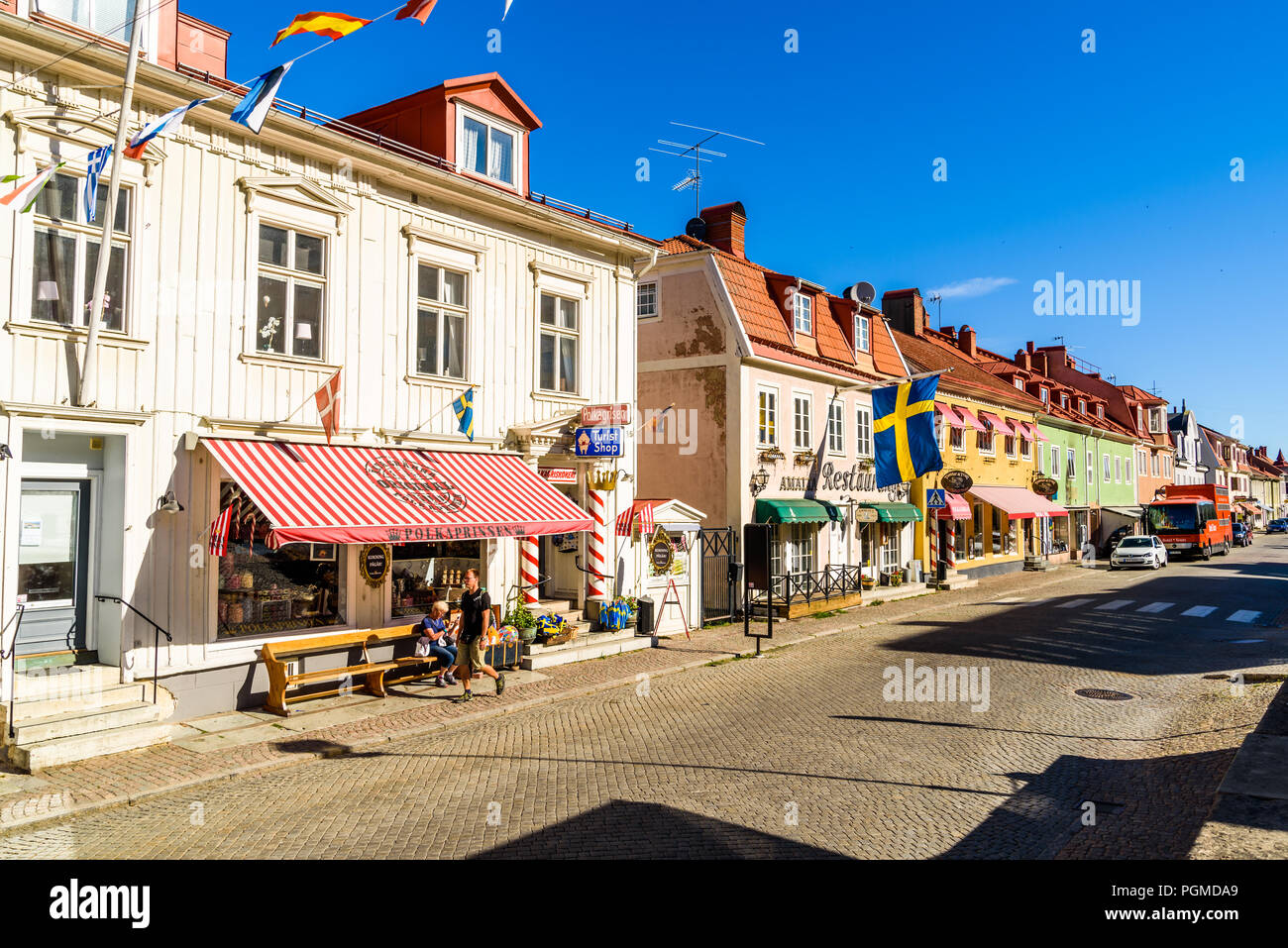 Granna, Suède - 2 juillet 2018 : Le centre-ville sur la rue Brahegatan ordinaire un matin d'été ensoleillé avec des magasins prêt à ouvrir pour la journée. Banque D'Images