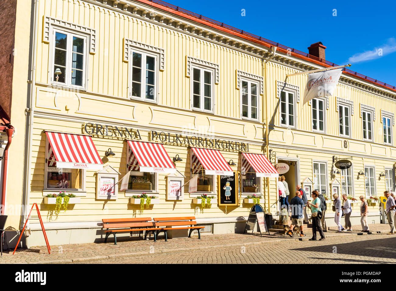 Granna, Suède - 2 juillet 2018 : extérieur d'une traditionnelle Peppermint Stick Candy (Polkagris en suédois) fabricant et boutique sur un beau matin d'été Banque D'Images
