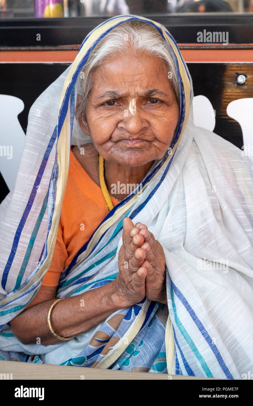 Une femme américaine bengali âgée de 100 ans dans un sari à l'écart de la parade du Queens Rathayatra à Richmond Hill. Banque D'Images