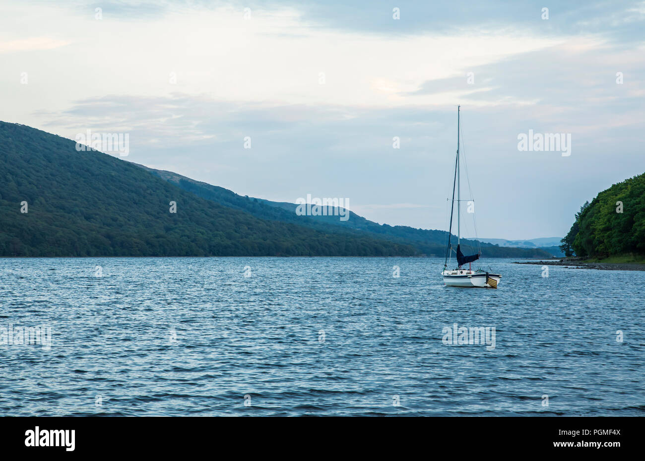L'image d'un yacht à la location ou sur l'eau, Coniston Lake District, Cumbria, England, UK. Banque D'Images