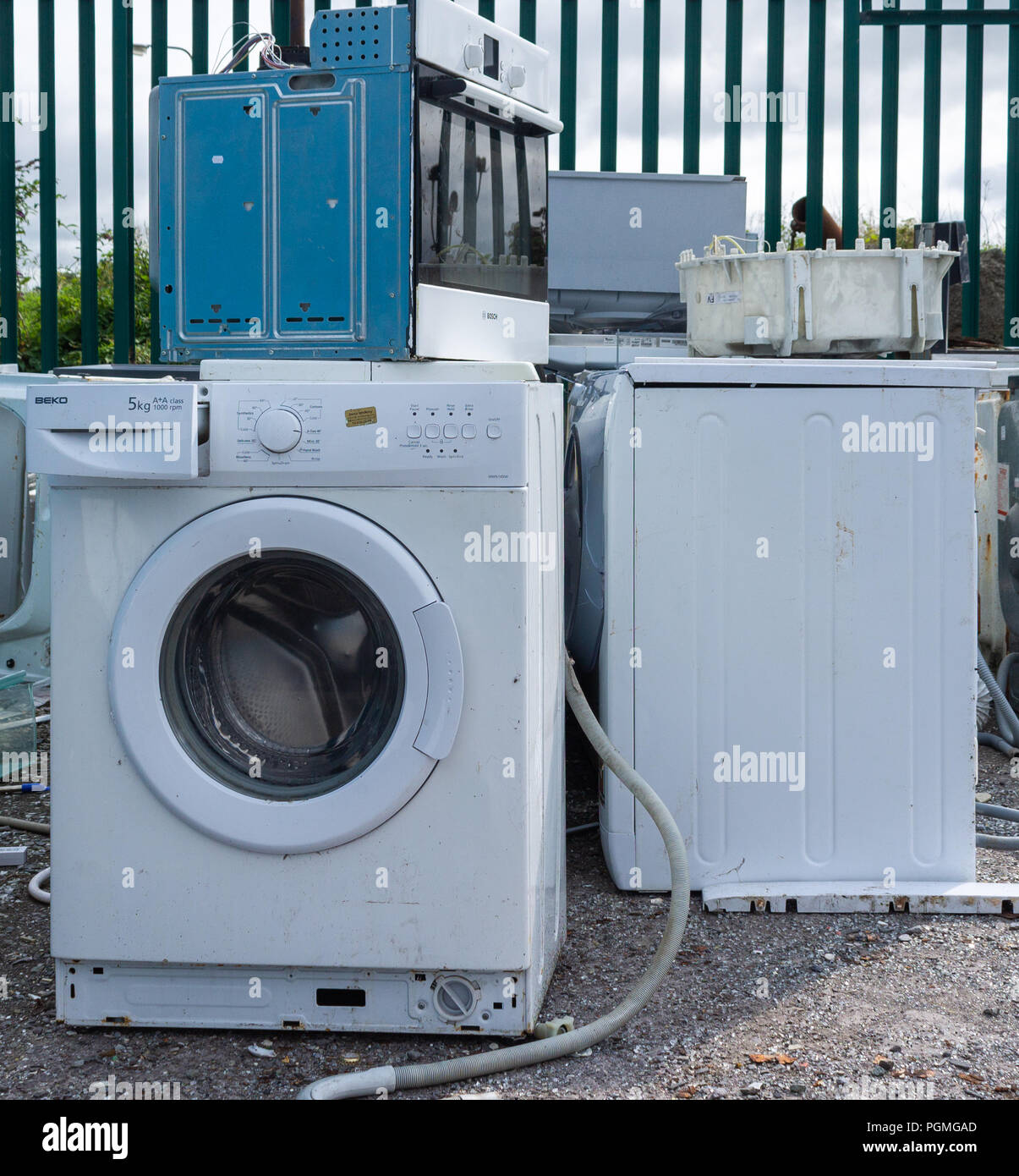 Les machines à laver vieux abandonnés étant recyclées dans une décharge municipale ou conseil conseil. Banque D'Images