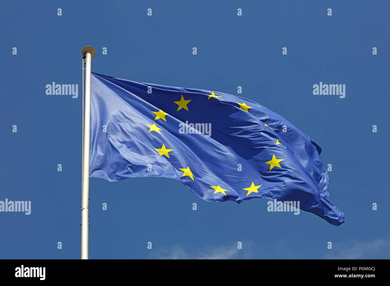 Close up pavillon de l'UE, l'Union européenne et ondulant dans le vent plus de ciel bleu, low angle view Banque D'Images