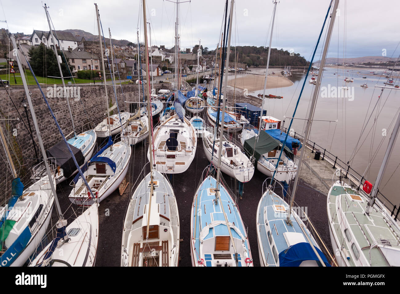 Bateaux étroitement emballé dans le parc en bateau au Conway en regardant vers le château et l'estuaire Banque D'Images