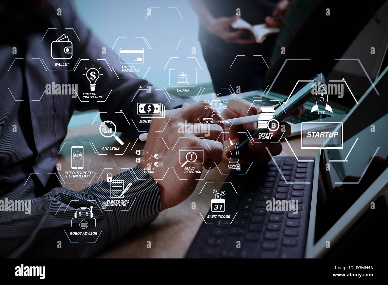 Organigramme de la technologie financière et le revenu de base avec blockchain cryptocurrency minière crypto unicorn démarrage schéma virtuel argent.Business team meeti Banque D'Images