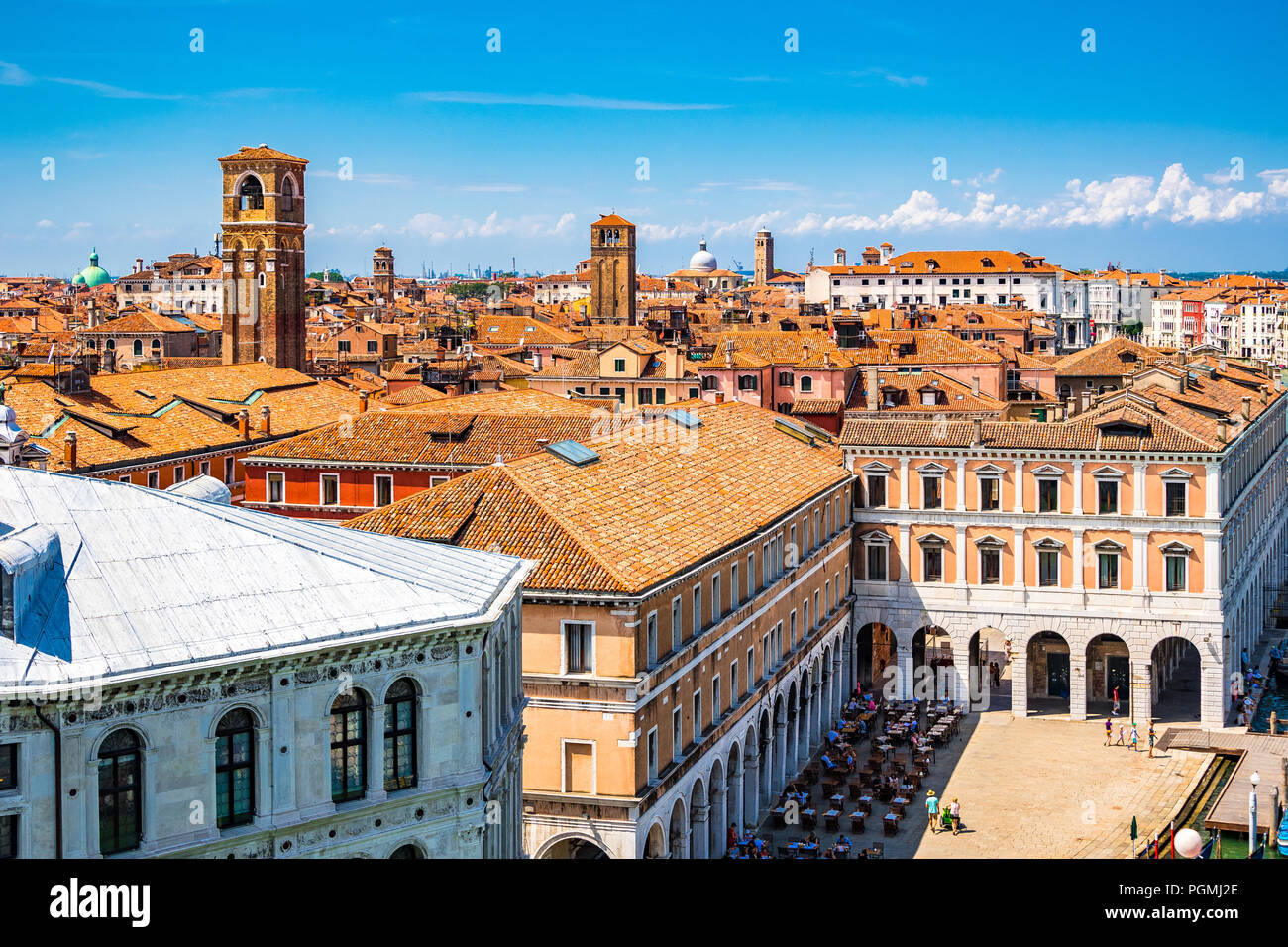 Vue aérienne des toits de venise, Italie, carrelés d'orange Banque D'Images