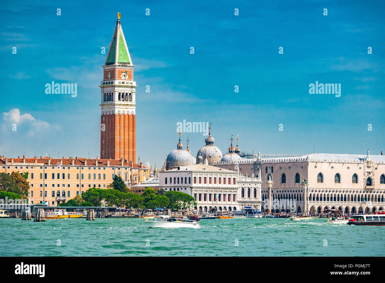 La place Saint-Marc (Piazza San Marco) se trouve à côté du Palais des Doges et du Campanile de San Marco et s'ouvre sur le Grand Canal de Venise, en Italie Banque D'Images