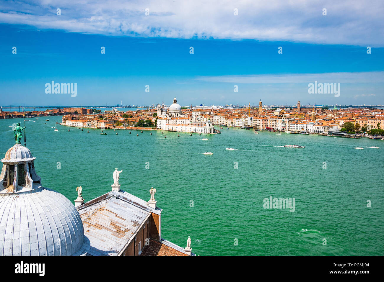 La Punta della Dogana est la zone triangulaire de Venise où le Grand Canal rejoint le Canal Giudecca. Banque D'Images