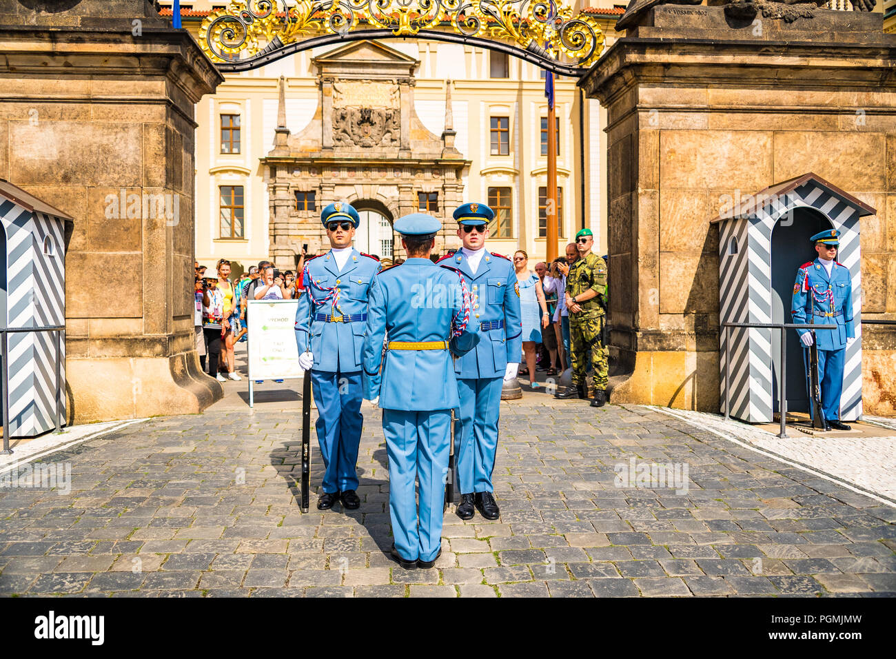 Le château de Prague relève de la garde, République Tchèque Banque D'Images