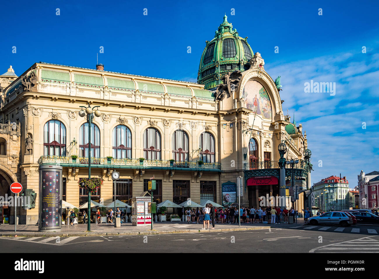 La Maison municipale abrite le Smetana Hall, un lieu de concert célèbre, à Prague. Il est situé sur Náměstí Republiky à côté de la porte de poudre. Banque D'Images