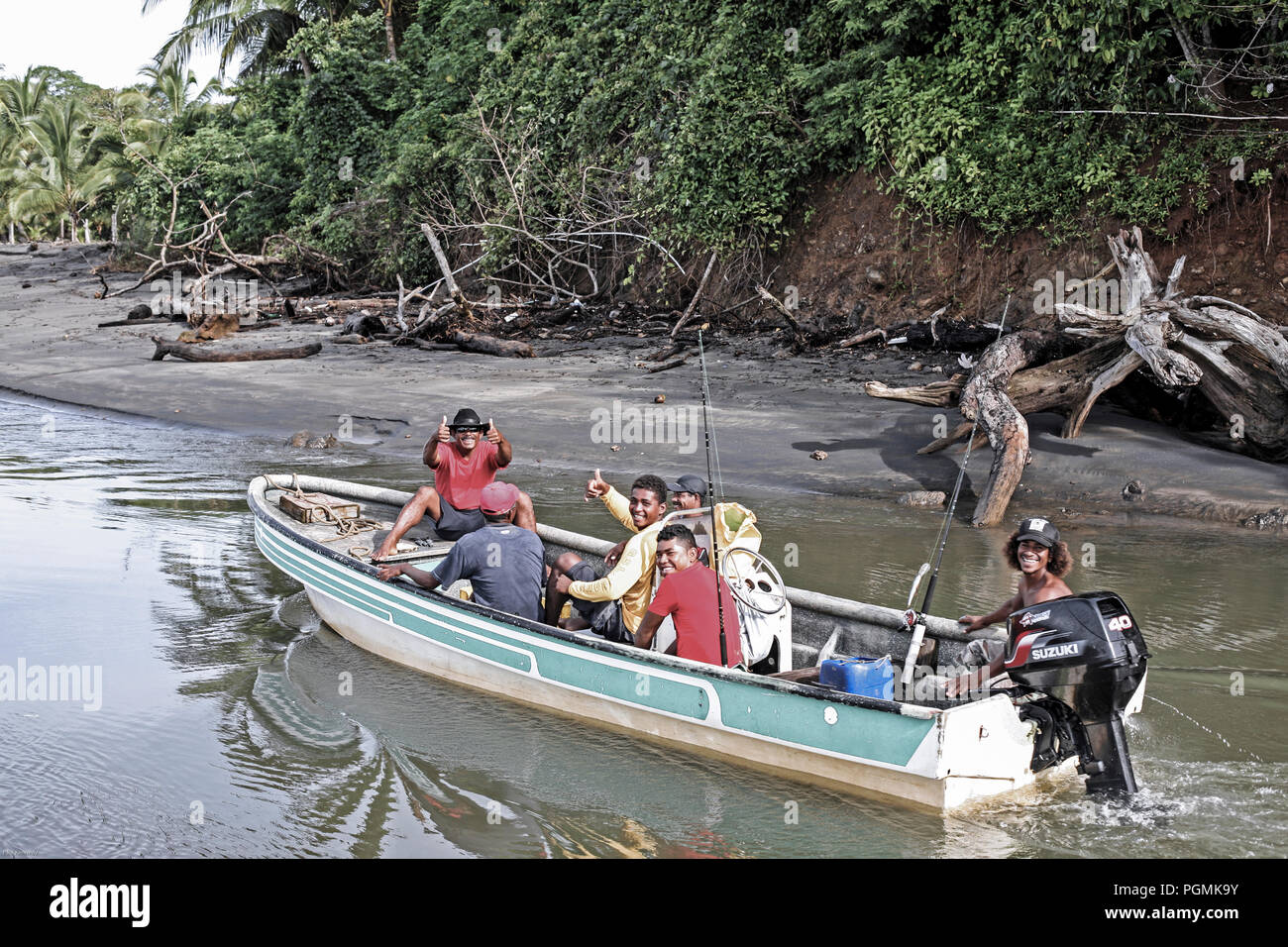 Des pêcheurs heureux se dirigeant vers la mer par l'embouchure de la rivière à Santa Catalina, Panama, Banque D'Images