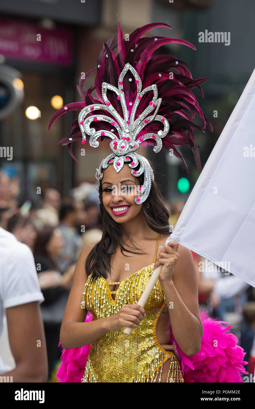 Belle noire avec Carnival coiffures prend part à la Manchester Pride Parade 2018. Banque D'Images