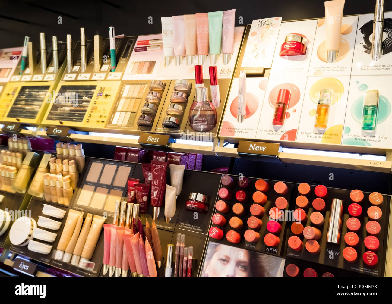 Londres, Royaume-Uni - 31 août 2018:parfum et cosmétiques Clarins maquillage  luxury collection dans un magasin. Boutique élégant Photo Stock - Alamy