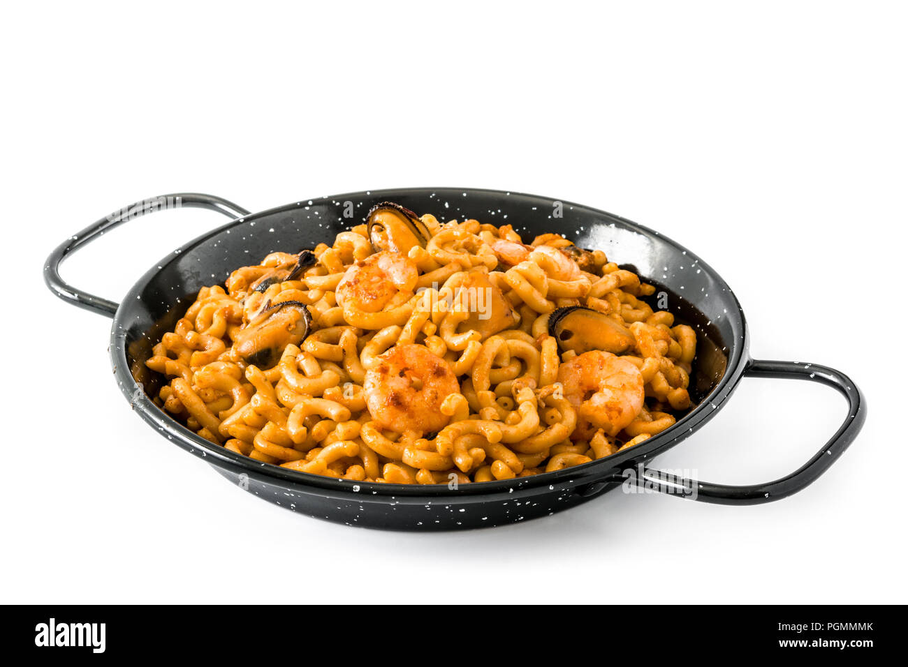 Fideua espagnole traditionnelle. La paella de nouilles isolé sur fond blanc. Banque D'Images