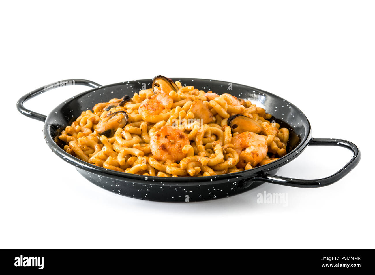 Fideua espagnole traditionnelle. La paella de nouilles isolé sur fond blanc. Banque D'Images