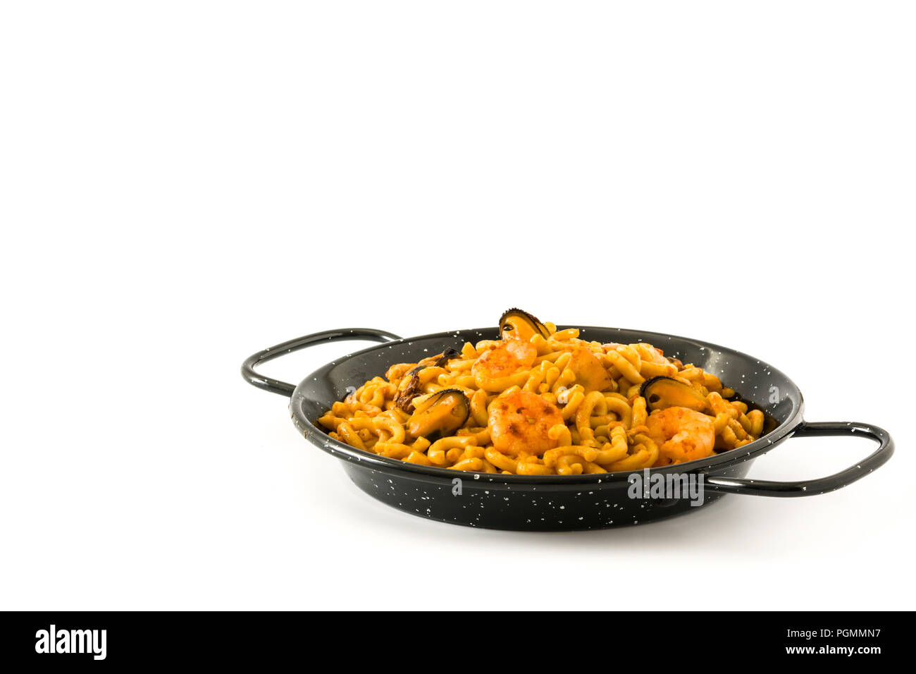 Fideua espagnole traditionnelle. La paella de nouilles isolé sur fond blanc. Copyspace Banque D'Images