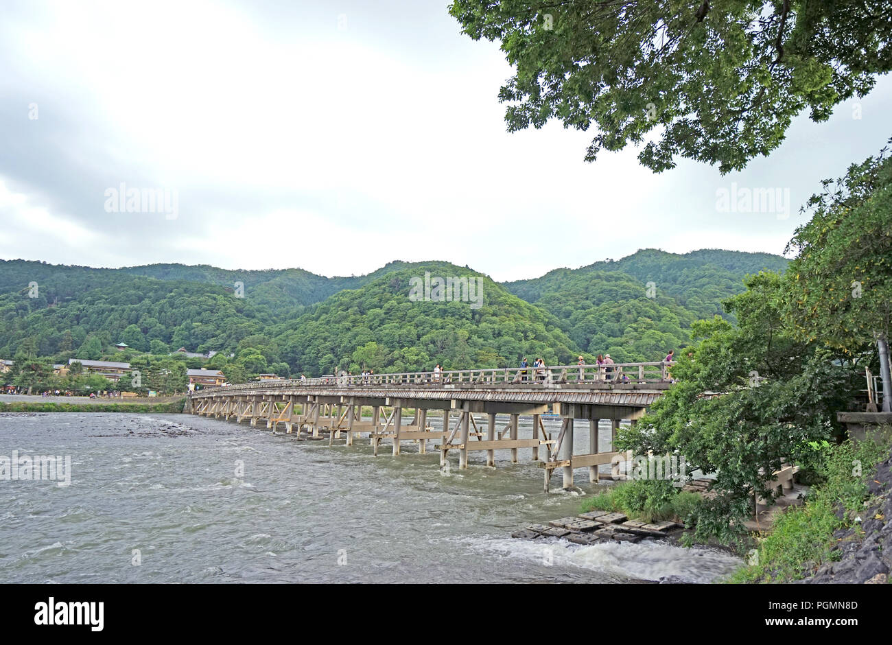 Le pont traditionnel, sentier, montagne, pont en bois, rivière rapide de Kyoto au Japon Banque D'Images