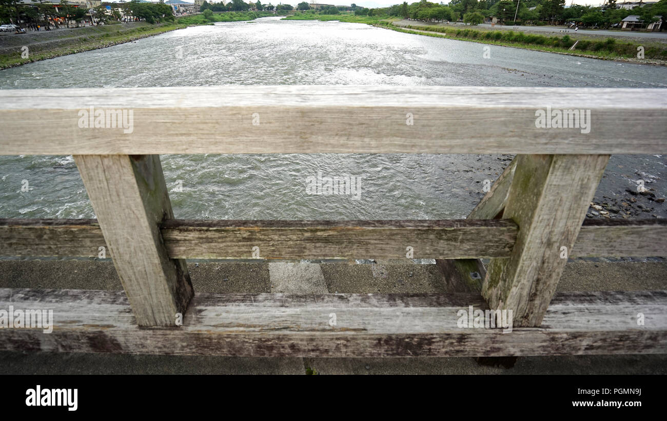 Le pont en bois, rivière rapide dans la campagne de Kyoto au Japon Banque D'Images