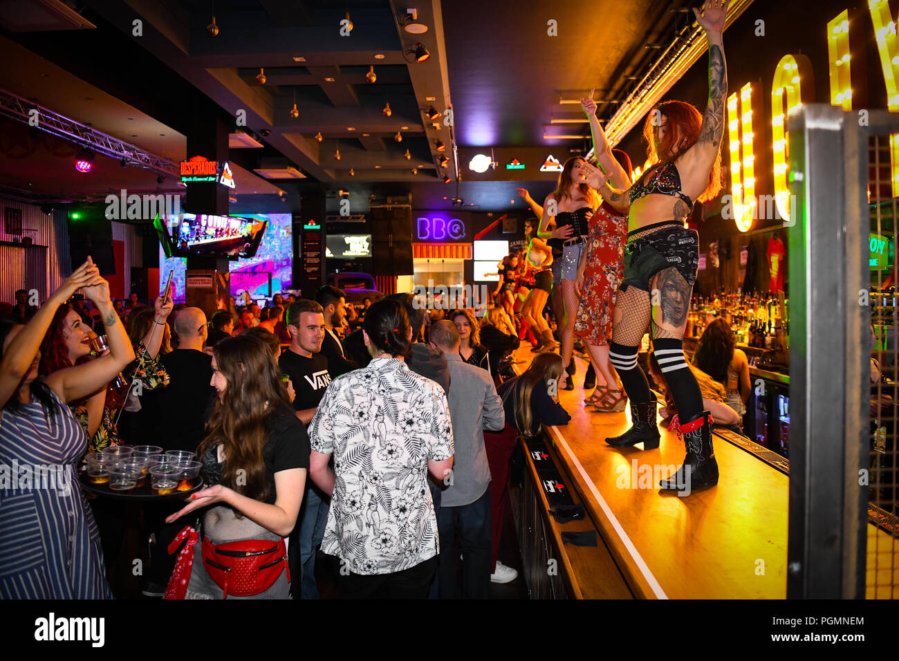 À l'intérieur d'un bar Coyote Ugly, où les femmes dansent sur le bar en tant que personnes commander des boissons, inspiré par le film à succès du même nom. Banque D'Images