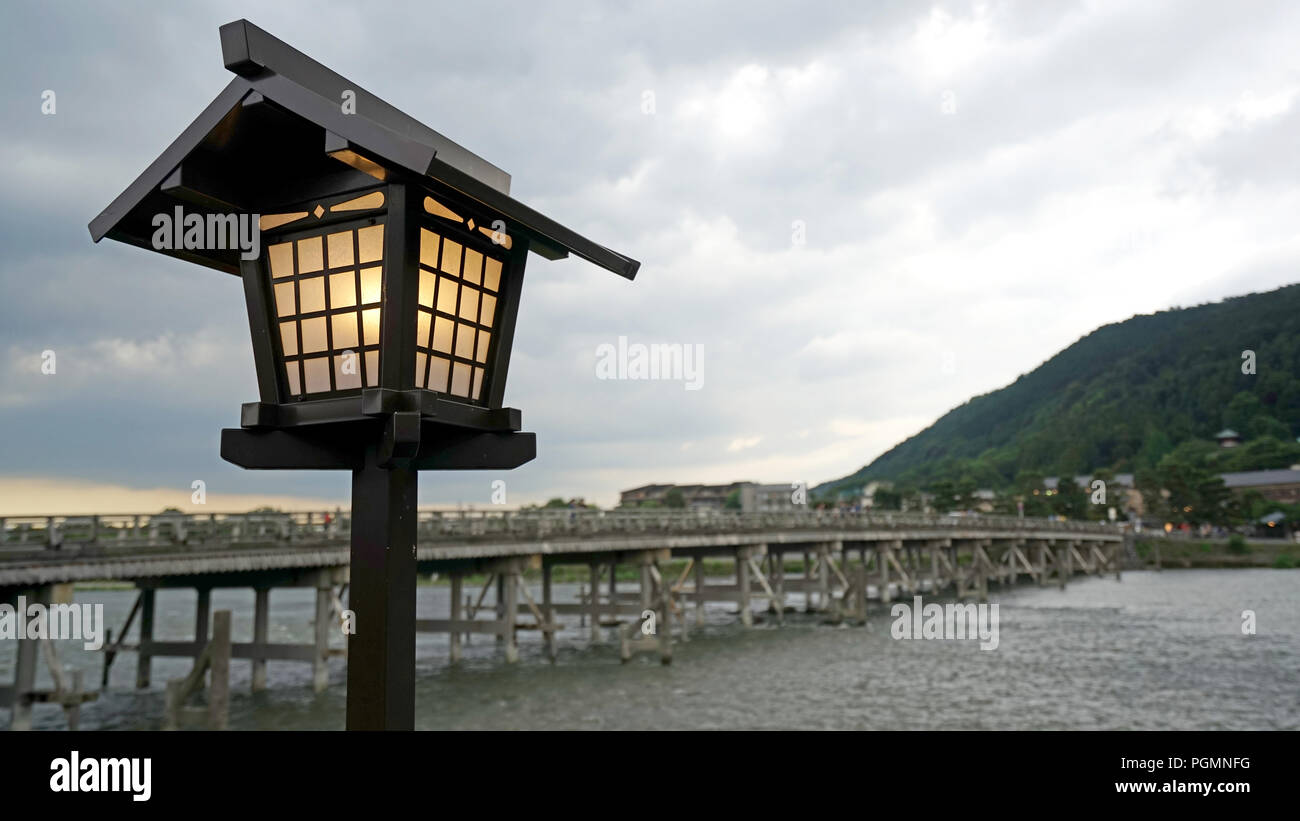 La lampe traditionnelle, montagne, pont en bois, rivière rapide de Kyoto au Japon Banque D'Images