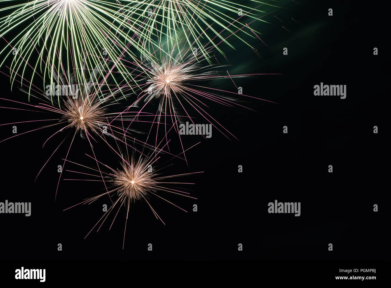 L'effet d'artifice sur fond de ciel sombre, Fireworks photo avec un espace réservé au texte Banque D'Images