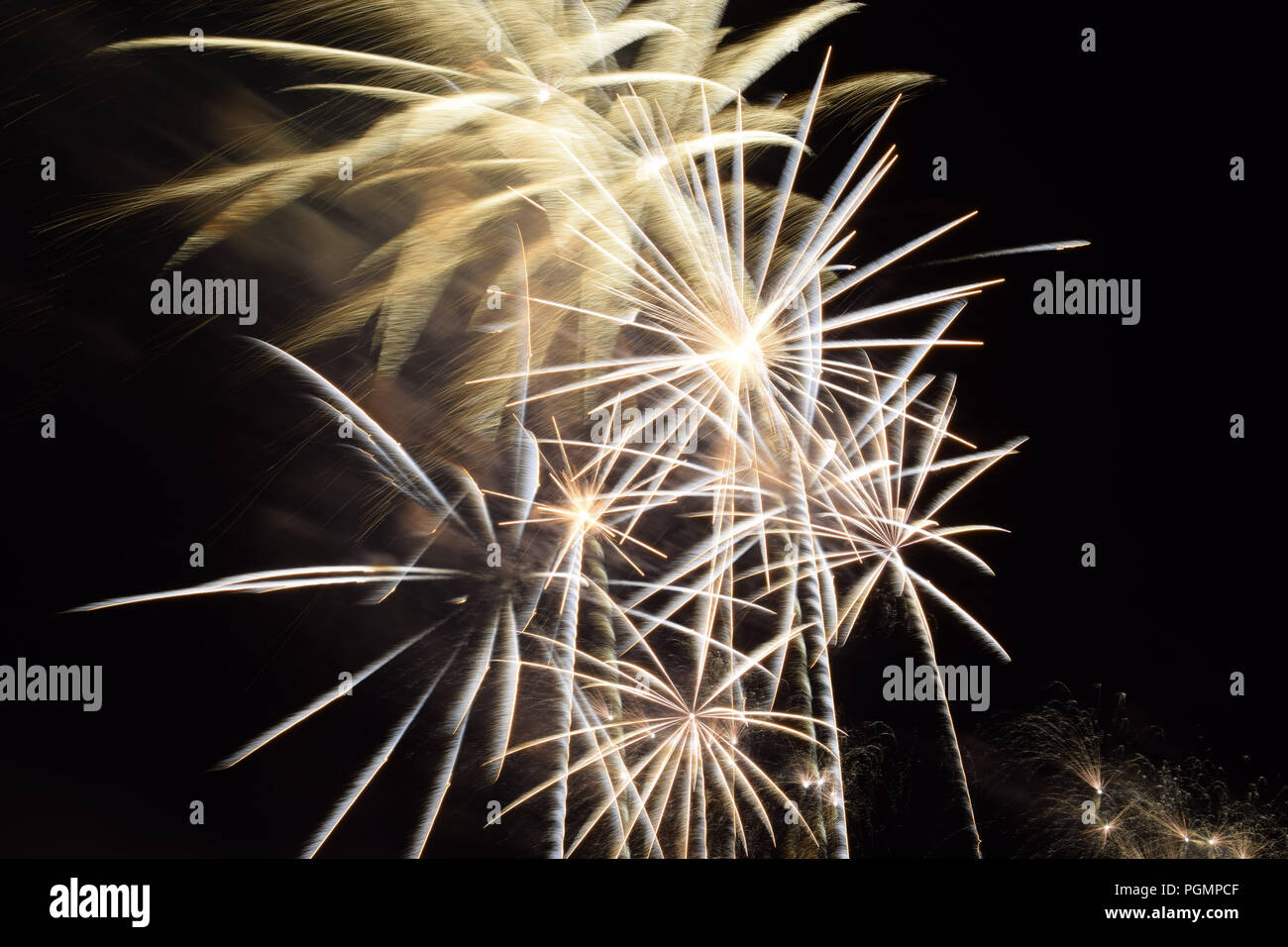 L'éclat d'or et d'argent brillant, Fireworks Fireworks Effet sur fond de ciel sombre Banque D'Images