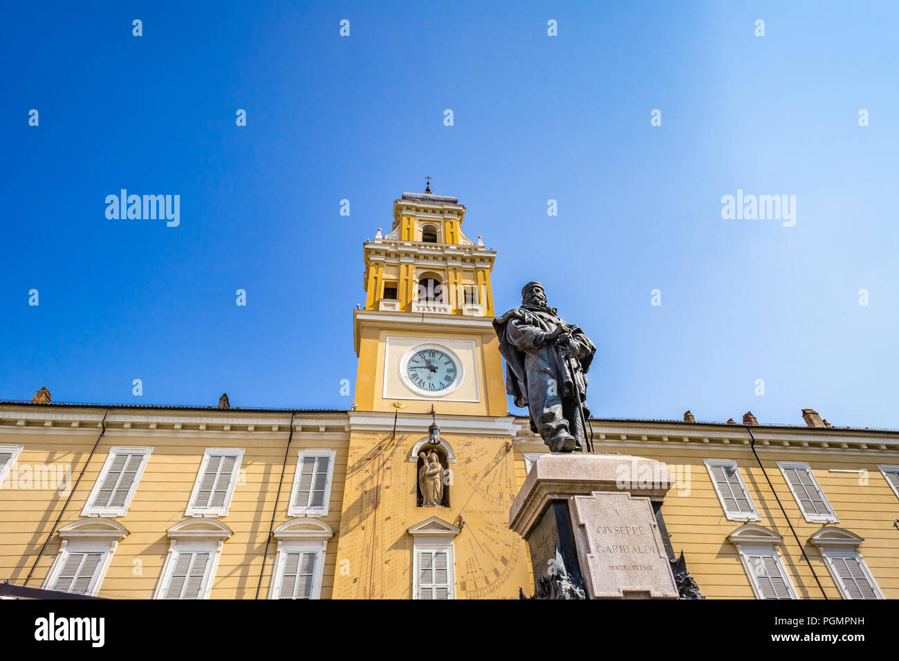 Parme, Italie - 23 août 2018 : statue de Garibaldi en face de cadrans solaires dire l'heure en utilisant la position du soleil sur palais de gouverneur de Parme, h Banque D'Images