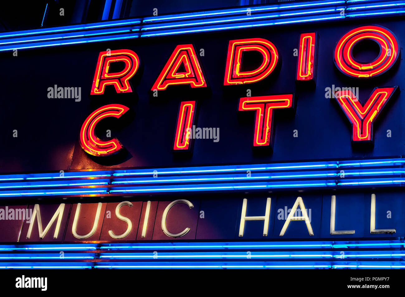 10 juin 2017. New York City, New York. La célèbre Radio City Music Hall de néons Marquee éclairé la nuit dans la ville de New York. Banque D'Images