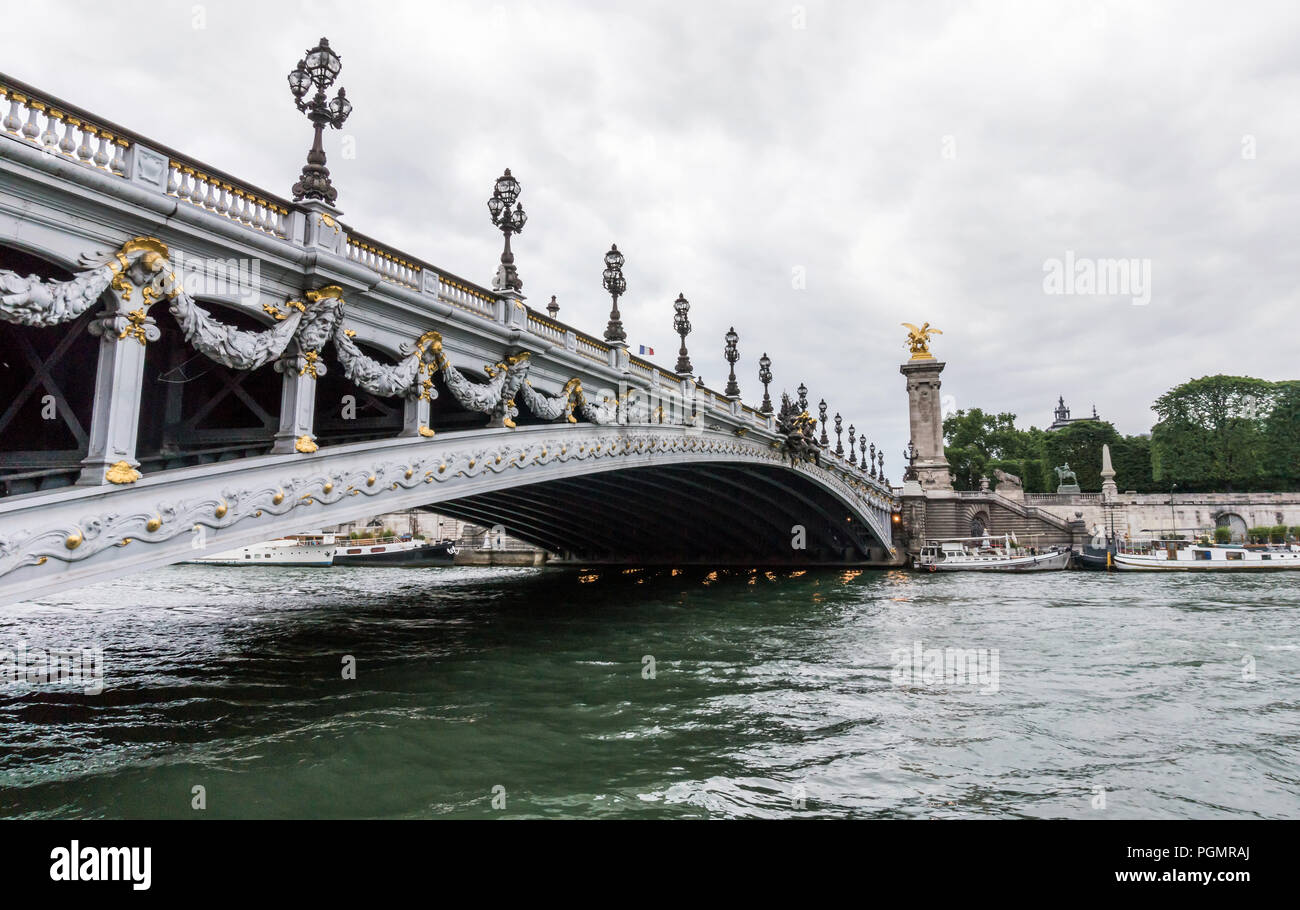 Une vue sur le Pont Alexandre III pont menant à l'un des célèbres Emag. Banque D'Images