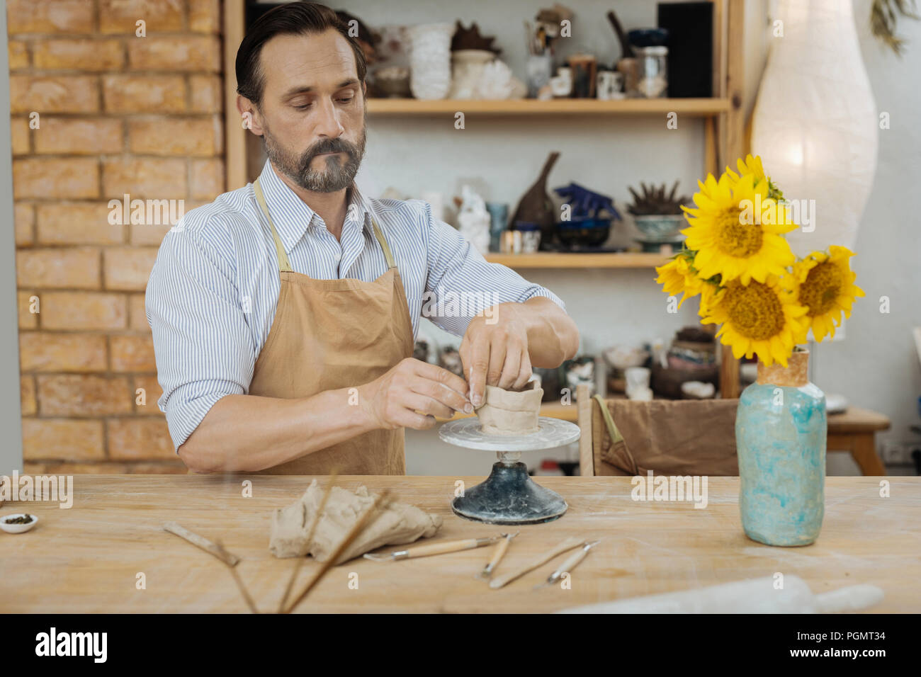 Céramiste inspiré de faire ses fameux vases pour les fleurs Banque D'Images