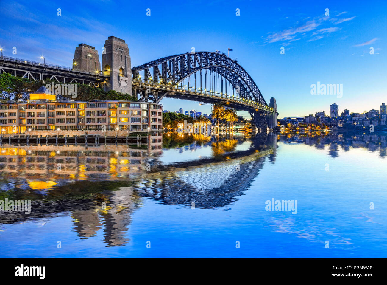 Sydney Harbour Bridge, qui se reflète dans les eaux du port, et North Sydney. Banque D'Images