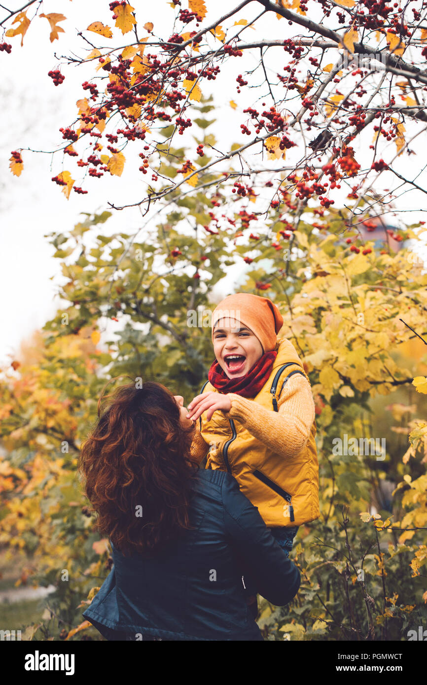 Mother hugging son enfant garçon au cours de promenade dans le parc. Mère et fils ensemble. Banque D'Images