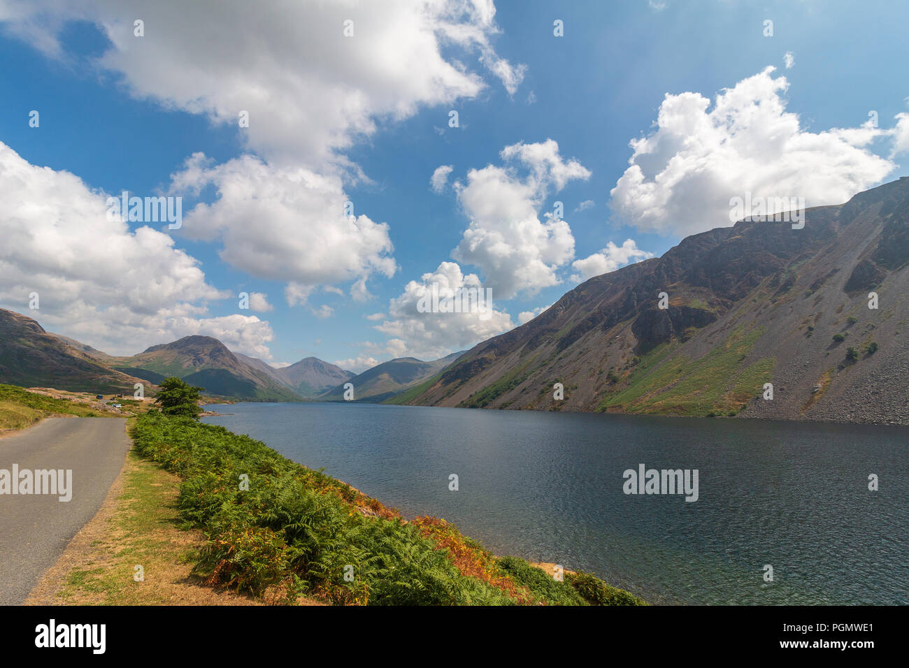 L'image d'un beau lac en été avec une route aux côtés menant à la montagne, Lake District, Cumbria, Royaume-Uni Banque D'Images