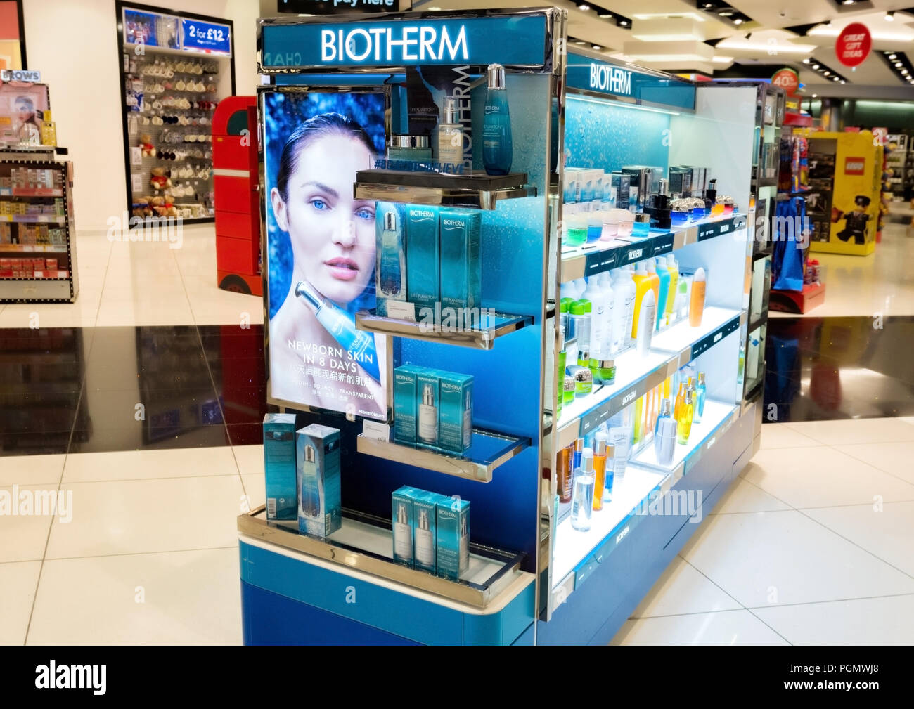 Londres, Royaume-Uni - 31 août 2018 : parfum et cosmétiques Biotherm collection dans la boutique hors taxes aéroport. Banque D'Images