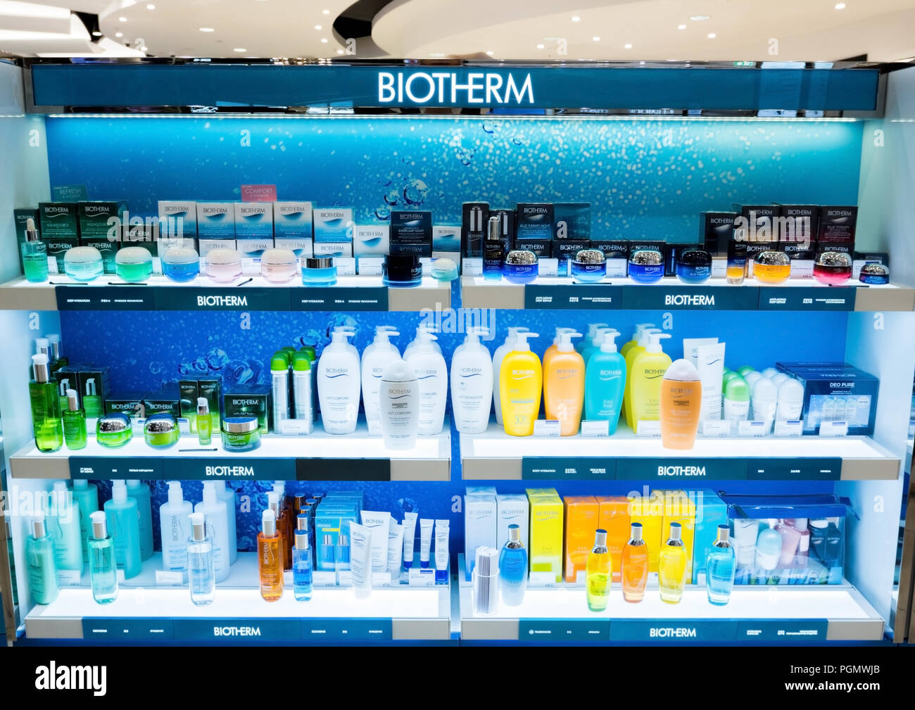 Londres, Royaume-Uni - 31 août 2018 : parfum et cosmétiques Biotherm  collection dans la boutique hors taxes aéroport Photo Stock - Alamy