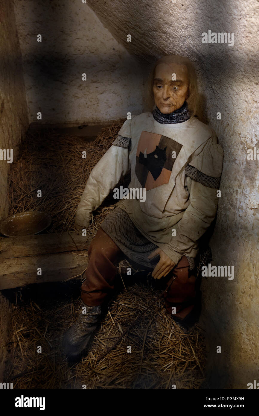 Diorama montrant un soldat médiéval dans la cellule de prison / dungeon dans le château de Bouillon, Château de la Province de Luxembourg, Ardennes Belges, Belgique Banque D'Images