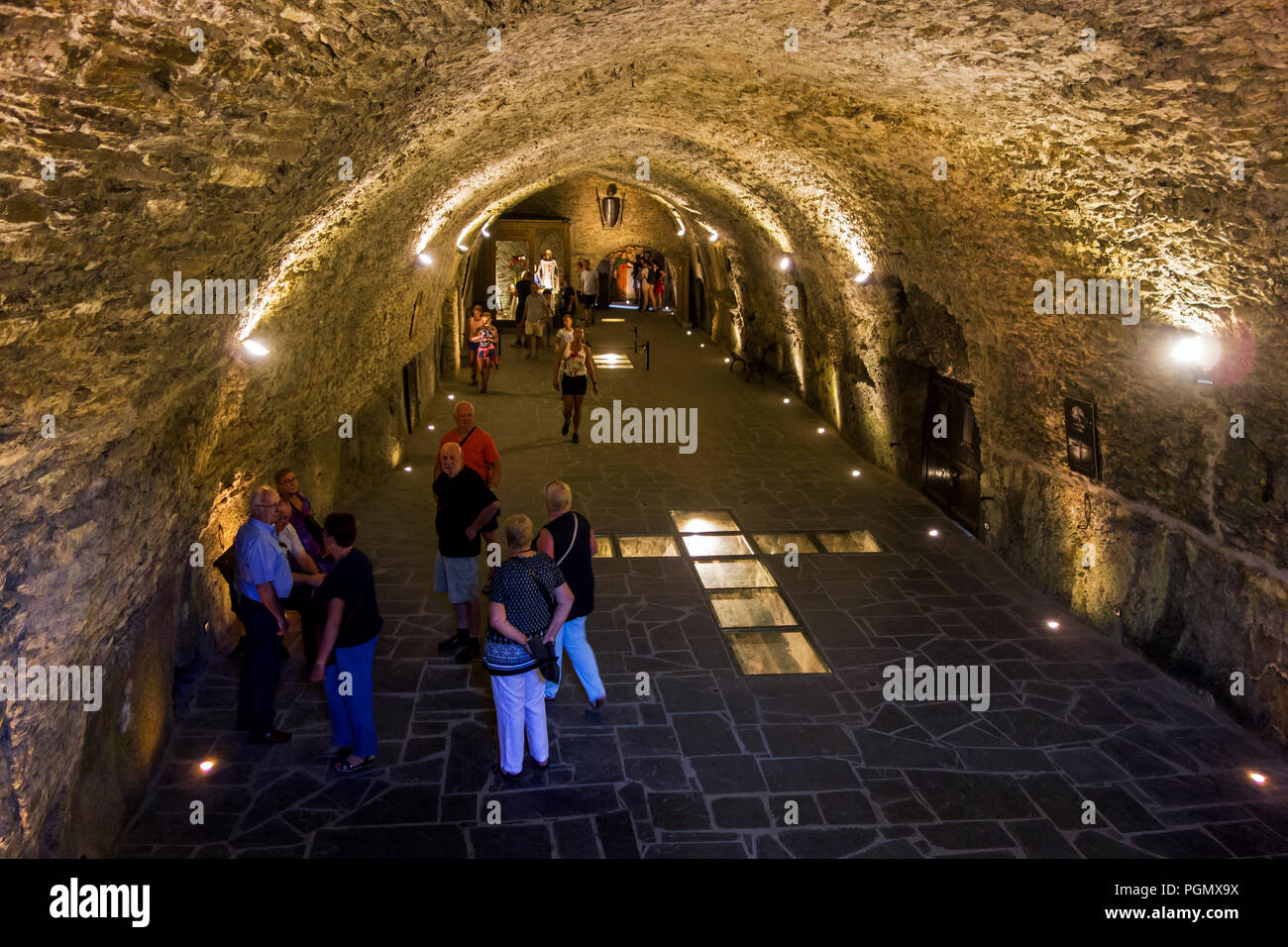 Les touristes visitant le château médiéval de Bouillon Château, Province du Luxembourg, Ardennes Belges, Belgique Banque D'Images