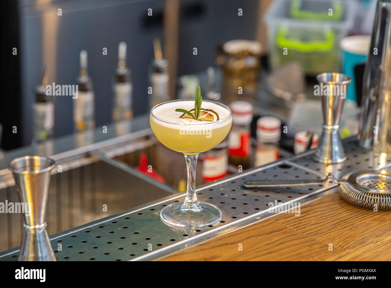 Cocktail avec tranche de citron sur le bar. Concept Holliday Banque D'Images