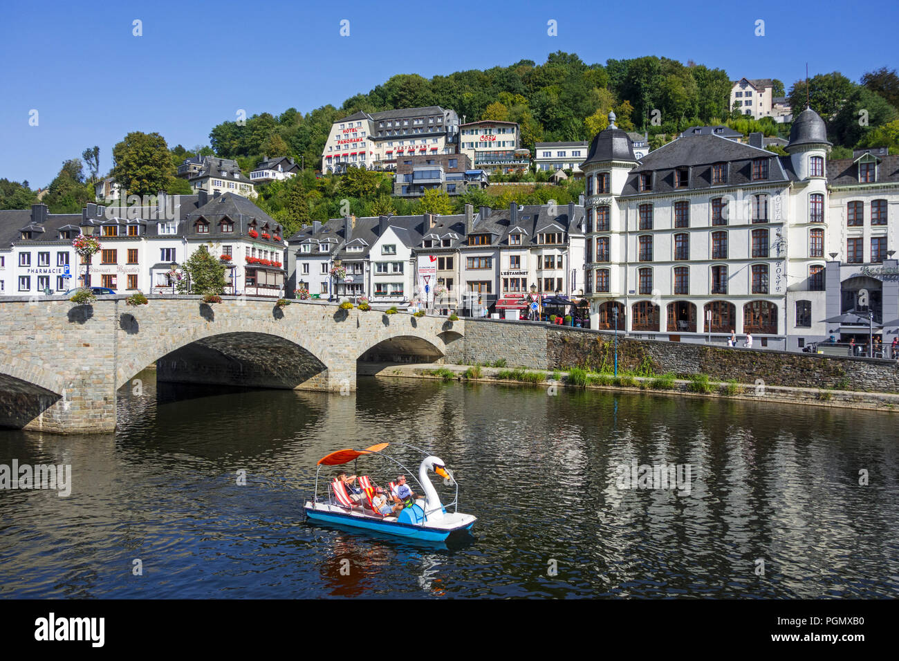 Bateau à aubes avec les touristes de passage sous le pont Pont de liège dans la ville Bouillon en été, Province du Luxembourg, Ardennes Belges, Belgique Banque D'Images