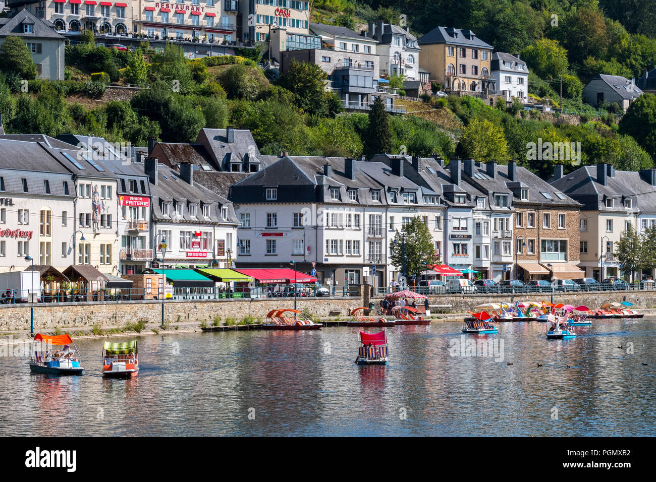 Des bateaux de touristes sur la Semois dans la ville Bouillon en été