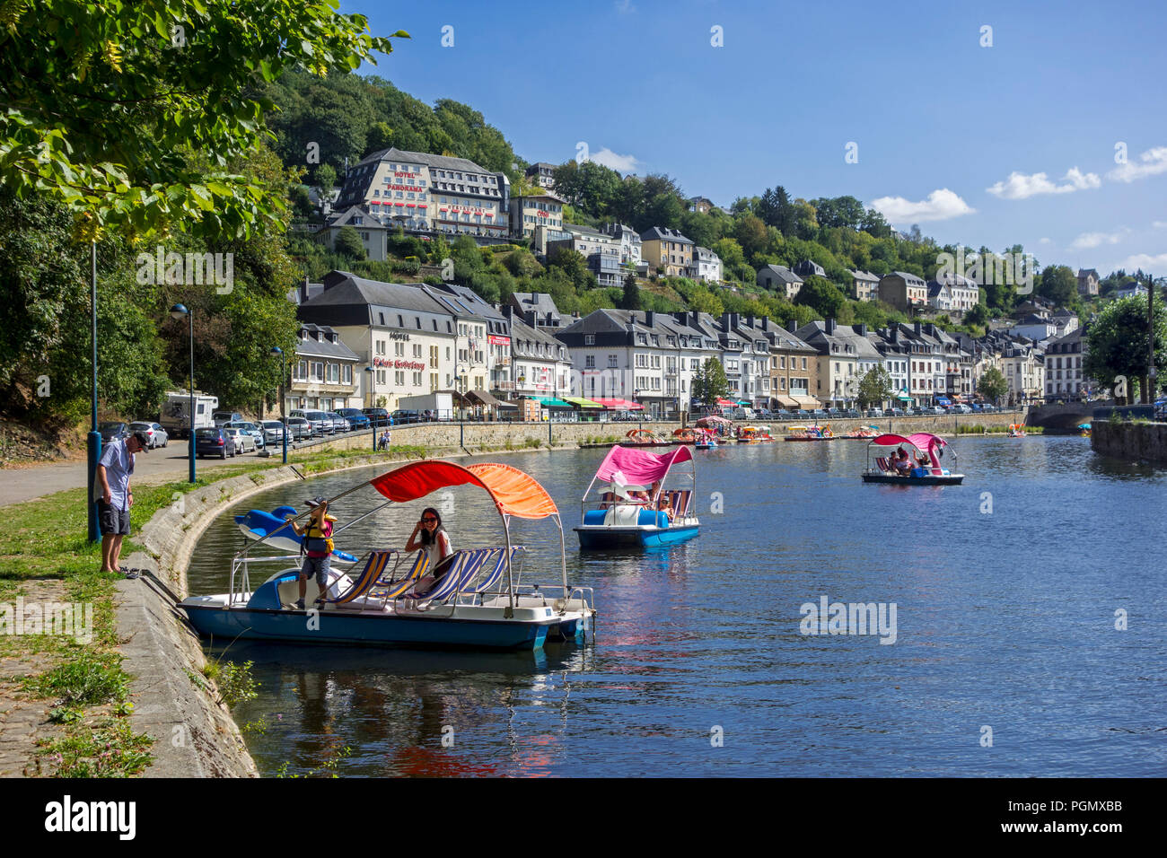 Des bateaux de touristes sur la Semois dans la ville Bouillon en été, Province du Luxembourg, Ardennes Belges, Belgique Banque D'Images