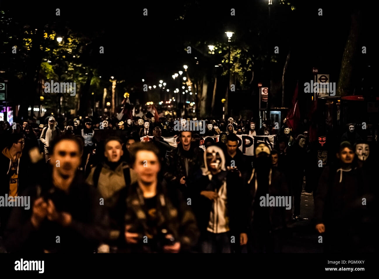 Masque de millions pour les sans-voix anonyme Mars manifestation de protestation à travers Londres sur la nuit de Guy Fawkes, le 5 novembre. Des foules de manifestants masqués Banque D'Images